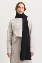 Laden Sie das Bild in den Galerie-Viewer, TOORALLIE Fine Wool Scarf