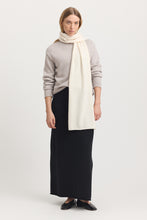 Laden Sie das Bild in den Galerie-Viewer, TOORALLIE Fine Wool Scarf