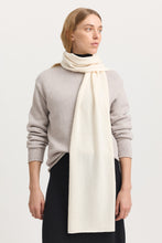 Laden Sie das Bild in den Galerie-Viewer, TOORALLIE Fine Wool Scarf