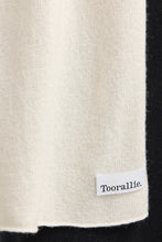 Laden Sie das Bild in den Galerie-Viewer, TOORALLIE Fine Wool Scarf