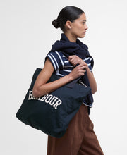 Laden Sie das Bild in den Galerie-Viewer, BARBOUR Logo Holiday Tote Bag