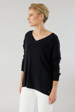 Laden Sie das Bild in den Galerie-Viewer, MIA FRATINO Boyfriend V Sweater