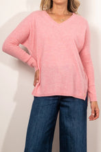 Laden Sie das Bild in den Galerie-Viewer, MIA FRATINO Boyfriend V Sweater