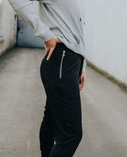 Cargar imagen en el visor de la galería, Pantalones deportivos violetas MOKE