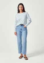 Laden Sie das Bild in den Galerie-Viewer, UNTOUCHED WORLD Fountain Sweater