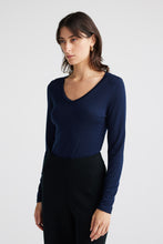 Laden Sie das Bild in den Galerie-Viewer, TOORALLIE V Neck L/S Merino Tee