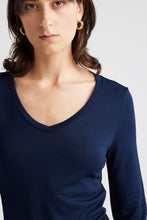 Laden Sie das Bild in den Galerie-Viewer, TOORALLIE V Neck L/S Merino Tee