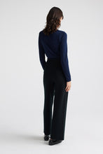 Laden Sie das Bild in den Galerie-Viewer, TOORALLIE V Neck L/S Merino Tee