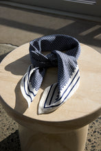 Laden Sie das Bild in den Galerie-Viewer, MARLOW Prism Scarf