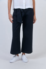 Laden Sie das Bild in den Galerie-Viewer, NATURALS 567 Cropped Tie Belt Pants
