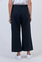 Laden Sie das Bild in den Galerie-Viewer, NATURALS 567 Cropped Tie Belt Pants