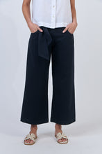 Laden Sie das Bild in den Galerie-Viewer, NATURALS 567 Cropped Tie Belt Pants