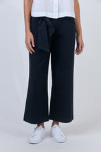 Laden Sie das Bild in den Galerie-Viewer, NATURALS 567 Cropped Tie Belt Pants