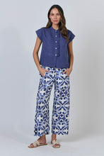 Laden Sie das Bild in den Galerie-Viewer, NATURALS 592 Frill Front Shirt