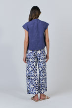Laden Sie das Bild in den Galerie-Viewer, NATURALS 592 Frill Front Shirt