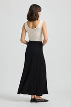 Laden Sie das Bild in den Galerie-Viewer, TOORALLIE Fine Rib Skirt