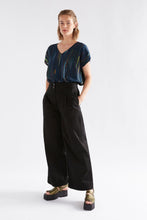 Laden Sie das Bild in den Galerie-Viewer, ELK Kayra V Neck Top