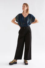 Laden Sie das Bild in den Galerie-Viewer, ELK Kayra V Neck Top