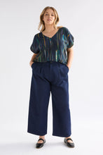 Laden Sie das Bild in den Galerie-Viewer, ELK Kayra V Neck Top