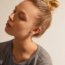 Laden Sie das Bild in den Galerie-Viewer, PILGRIM Aica Huggie Hoops