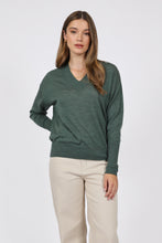 Laden Sie das Bild in den Galerie-Viewer, MARLOW Alto Merino Wide V Neck