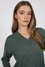 Laden Sie das Bild in den Galerie-Viewer, MARLOW Alto Merino Wide V Neck