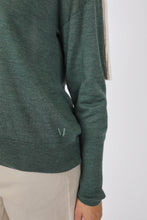 Laden Sie das Bild in den Galerie-Viewer, MARLOW Alto Merino Wide V Neck