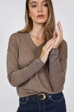 Laden Sie das Bild in den Galerie-Viewer, MARLOW Alto Merino Wide V Neck
