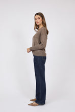 Laden Sie das Bild in den Galerie-Viewer, MARLOW Alto Merino Wide V Neck