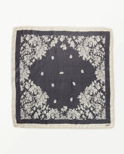 Indlæs billede til gallerivisning YERSE Blossom Silk Scarf