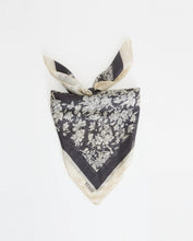 Indlæs billede til gallerivisning YERSE Blossom Silk Scarf