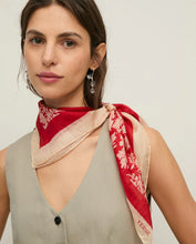 Indlæs billede til gallerivisning YERSE Blossom Silk Scarf
