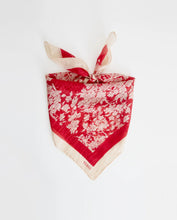 Indlæs billede til gallerivisning YERSE Blossom Silk Scarf