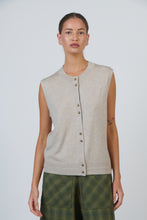 Laden Sie das Bild in den Galerie-Viewer, OJ Button Vest