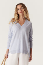 Laden Sie das Bild in den Galerie-Viewer, CABLE V Neck Jumper