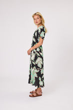 Laden Sie das Bild in den Galerie-Viewer, DESIGN NATION Serene Dress