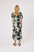 Laden Sie das Bild in den Galerie-Viewer, DESIGN NATION Serene Dress