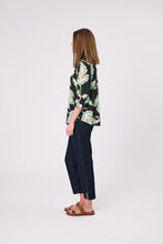 Laden Sie das Bild in den Galerie-Viewer, DESIGN NATION Serene Top