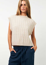 Laden Sie das Bild in den Galerie-Viewer, LOLLYS LAUNDRY Finn Vest