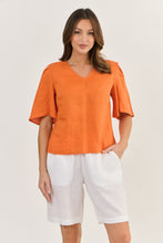 Laden Sie das Bild in den Galerie-Viewer, NATURALS GA289 V Neck Top