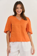 Laden Sie das Bild in den Galerie-Viewer, NATURALS GA289 V Neck Top