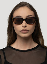 將圖片載入圖庫檢視器 OTRA Nove Sunglasses