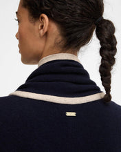 Laden Sie das Bild in den Galerie-Viewer, BARBOUR River Knitted  Cape