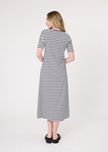 Laden Sie das Bild in den Galerie-Viewer, LEMON TREE Sole Dress